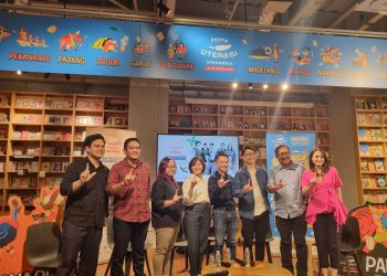 Sesi foto bersama dalam Konferensi Pers Pesta Literasi 2025 (28/8)