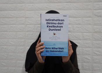 Buku Istirahatkan Dirimu Dari Kesbukan Duniawi: Apa yang telah diatur Allah tak perlu kau sibuk ikut campur (At-Tanwir fi Isqath Al Tadbir), pengarang Ibnu Athaillah Assakandari, penerbit Turos Pustaka, reviewed by Jakarta Book Review @2021