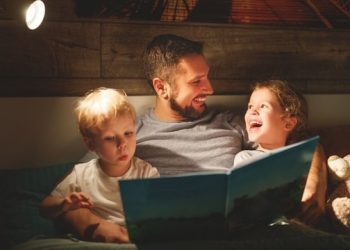 4 Tips Baca Dongeng agar Anak Cepat Tidur