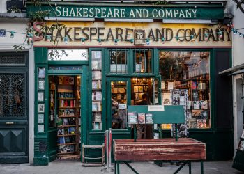 Kenal Lebih Dekat Toko Buku Klasik Tereksis di Dunia