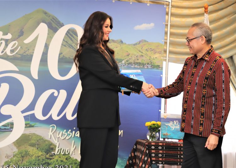 Miss Universe Rusia Promosikan Buku the 10 New Bali (Foto: backpanel.kemlu.go.id/Jakarta Book Review)