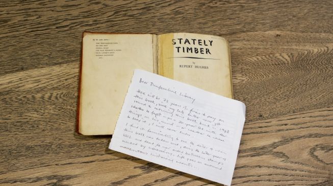Buku yang baru dikembalikan ke perpustakaan Skotlandia setelah 73 tahun. (Foto: Facebook/Jakarta Book Review)