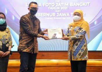 Persembahkan untuk Khofifah, Fotografer Senior Surabaya Luncurkan Buku ‘Ibu’