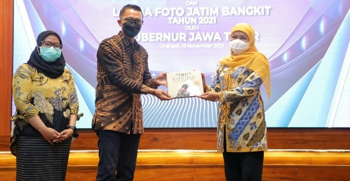 Persembahkan untuk Khofifah, Fotografer Senior Surabaya Luncurkan Buku ‘Ibu’ (Foto: detik.com/Jakarta Book Review)