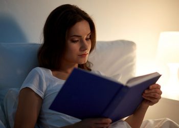 5 Manfaat Baca Buku Sebelum Tidur
