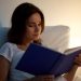 5 Manfaat Baca Buku Sebelum Tidur