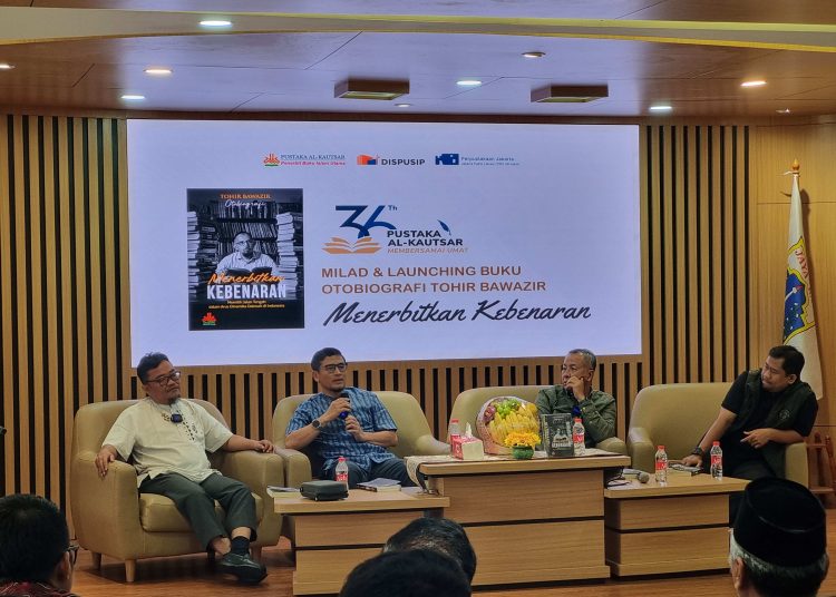 Berbagai narasumber yang hadir dalam acara Launching Buku "Menerbitkan Kebenaran" dan memperingati 36 tahun berdirinya Pustaka Al-Kautsar