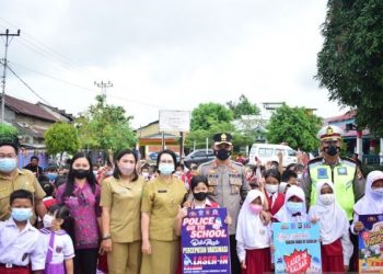 Apresiasi Tinggi, Polres Sekadau Bagikan Tas dan Buku Saat Vaksinasi Pelajar