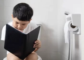 Awas, Membaca Buku di Toilet Berbahaya