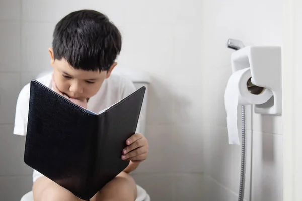 Awas, Membaca Buku di Toilet Berbahaya