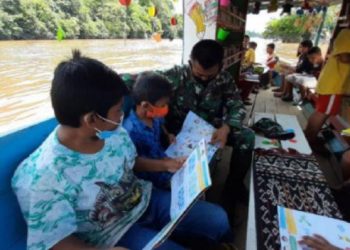 Babinsa Bantu Budayakan Literasi Anak Bangsa di Perbatasan Melalui Perpustakaan Apung