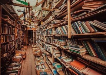 Sebuah toko buku di Kiev, Ukraina, saat perang berkecamuk. (Foto: Bigstock.com/Preview)