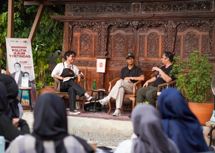 Feri Amsari dan Alwi Johan Bedah Buku Turos Pustaka di Djon Book & Cafe, Bekasi.