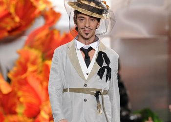 Dior Terbitkan Buku Fesyen Rancangan John Galliano