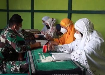 Ilustrasi prajurit TNI AL mengajar di perbatasan