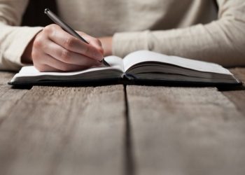 Ini Dia 7 Artis Indonesia yang Merilis Buku, Ada yang Best Seller lho!