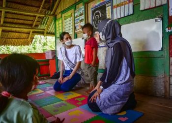 Putri Indonesia Maluku Donasikan Buku Untuk Sekolah di Pedalaman Maluku Tengah