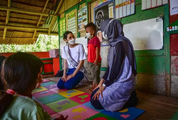 Putri Indonesia Maluku Donasikan Buku Untuk Sekolah di Pedalaman Maluku Tengah