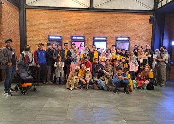 Peringati Hari Ibu, Penerbit Rene Turos Group Nobar Film Avatar Bersama Keluarga