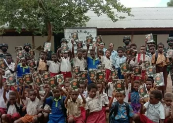 Semangat Literasi, Anak-anak di Distrik Neukenjerai Papua Dapat Buku Gratis